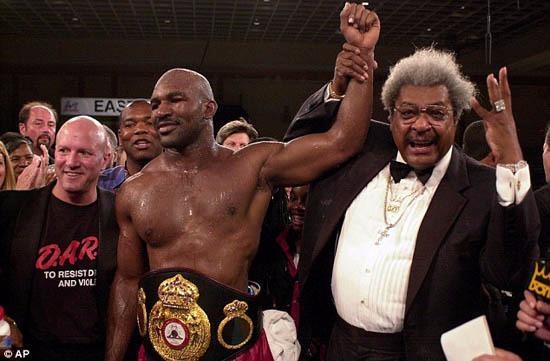<p><strong>OĞULLARI ONUN İZİNDE </strong></p>

<p>Buna rağmen geçmişinden ders almayı bilen Holyfield açtığı spor salonuyla hayata tutunmayı başarmış. Holyfield "Mutluyum ve düşününce annem yanımda olmasa böyle bir kariyer inşa edemeyeceğimi düşünüyorum. Bana 'Korkak olup bin kere ölme, cesur ol' diyen kişi odur. Bugün tekrar ayağa kalkabilmişsem onun sayesinde" diyor.</p>
