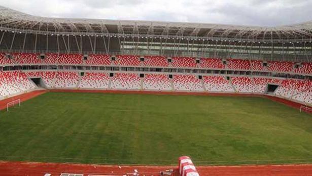 <p>Mayıs 2013 tarihinde temeli atılan Sivas 4 Eylül Stadyumu'nda sona yaklaşıldı. Bugüne kadar ulusal ve uluslararası alanda yaklaşık 42 stadyum ve spor yapısını tasarlayan Mimar Bahadır Kul, "Türkiye'nin ilk ekolojik stadyumunu yapıyoruz" dedi.</p>
