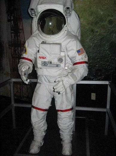 <p>Armstrong Limiti olarak bilinen yükseklik limiti yerden 19 kilometredir. Bu limitten sonra astronot kıyafeti giymek gerekmektedir. Eğer giyilmeyecek olursa, vücuttaki su, vücut sıcaklığında kaynamaya başlayacaktır.</p>
<p> </p>