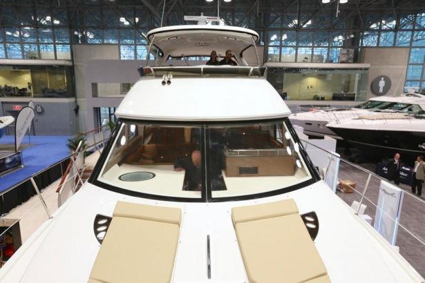 <p>Bu yıl 110'uncusu ger&ccedil;ekleştirilen fuarda, "Sea Ray, Formula Boats, Pursuit, Malibu" gibi d&uuml;nyaca &uuml;nl&uuml; yat firmalarının yanı sıra "Yamaha ve Mercury" gibi motor ve jet ski &uuml;reticileri yer alıyor.</p>

<p>&nbsp;</p>
