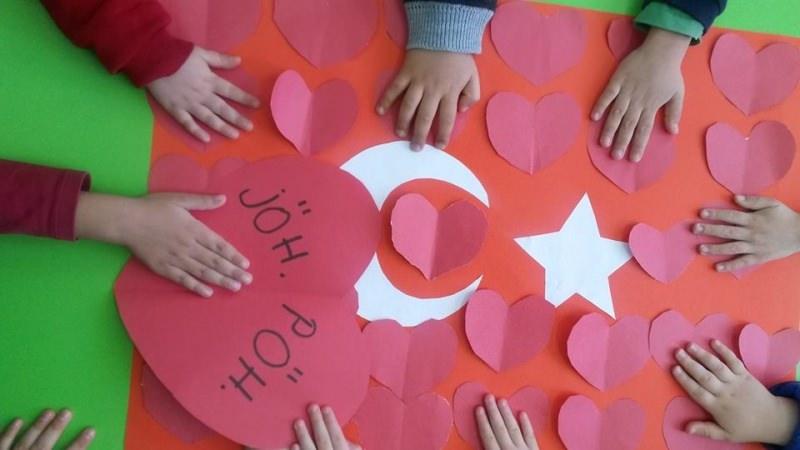 <p>Sosyal medyadan Düzenlenen organizasyonda öncelikle görev başında bulunan güvenlik güçlerinin aileleri, yakınları sevdikleri ve vatandaşlar yer aldı. </p>
<p> </p>