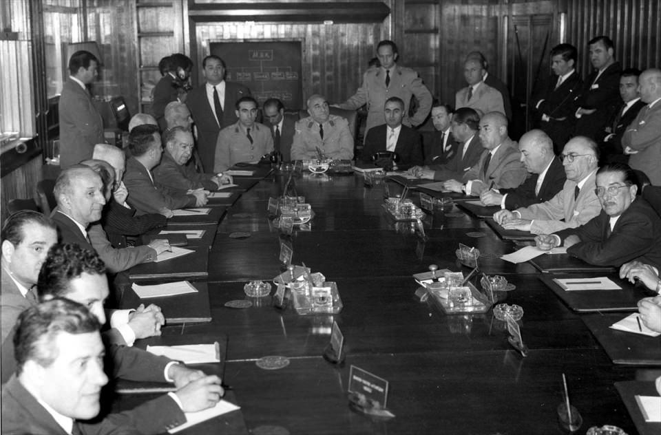 <p>Fotoğrafta Milli Birlik Komitesi (MBK), Devlet ve Hükümet Başkanı Orgeneral Cemal Gürsel'in (ortada), 23 Haziran 1960 yılında gazete sahipleri ve yöneticilerini Başbakanlık'ta kabulü görülüyor. Kabulde, MBK üyesi ve Başbakanlık Müsteşarı Albay Alparslan Türkeş (Gürsel'in solunda), Kemal Satır (solda), Bülent Ecevit (sol 2), Ahmet Emin Yalman (sol 9), Basın Yayın ve Turizm Genel Müdürü Ahmet Yıldız (Gürsel'in sağında), Bedii Faik Akın (Yıldız'ın yanında) ile Ali İhsan Göğüs (ayakta sağ 4) de yer almıştı.</p>
