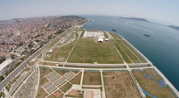 <p>Dünyanın en büyük şehir parkı olması beklenen projede tamamlanan bölümler ise halkın kullanıma açıldı. Toplam maliyeti 201 milyon lira olarak açıklanan parkın içinde ise adeta yok yok. </p>
