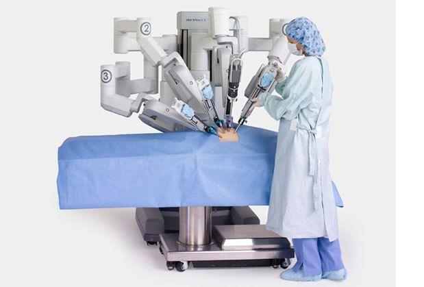 <p><span style="color: #0000ff;"><strong>Da Vinci Si Cerrahi Sistem</strong></span></p> <p>Robot bir cerraha güvenir miydiniz? Da Vinci Si Cerrahi Sistem kullanılmaya başlanırsa güvenmeniz gerekebilir. Kollarından üçü, neşter ve makas tutmak için kullanılırken dördüncüsü ise endoskopik kamera tutuyor. Sistem, karmaşık ameliyatlara yardımcı olmak üzere tasarlandı ve duyarlılığı yüksek. Robotun kollarını, gerçek bir doktor yakındaki bir konsülden yönetiyor; yani robot bağımsız bir şekilde hareket etmiyor. Şimdilik.</p>