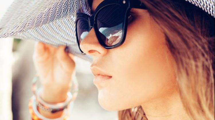 <p>Ayrıca parfüm ve deodorantlar, güneşle temas ettiğinde ciltte lekelenmelere neden olur. Ayrıca parfüm kullanımı da cillte lekelenmelere neden olan etkenler arasında yer alır. </p>