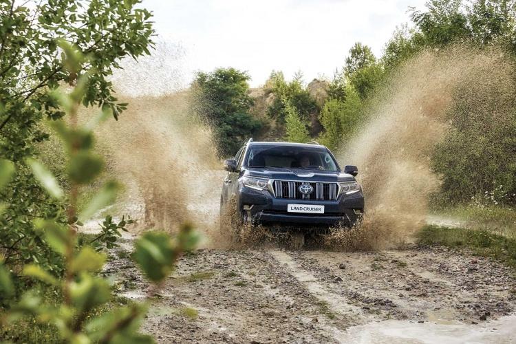 <p>Land Cruiser’da farlar ve soğutma kanalları, maksimum koruma ile maksimum su geçiş derinliği sağlayacak şekilde yeniden geliştirildi. </p>
