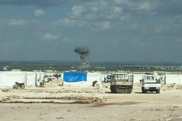 <p>Saldırı sonucu çok sayıda yaralı ve ölünün olduğu bildirildi. Sabah saatlerinden itibaren şiddetlenen bombardıman ve çatışmalar sırasında yaralanan ÖSO mensubu 23 kişi, araçlarla Öncüpınar Sınır Kapısı’na getirildi.</p>
