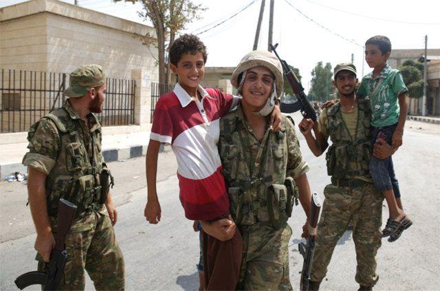 <p>Özgür Suriye Ordusu'na bağlı askerlerin bölgedeki ilerleyişi sürerken kontrolün tamamen ele geçirildiği Cerablus'ta özellikle çocukların sevinci dikkat çekti.</p>

<p> </p>
