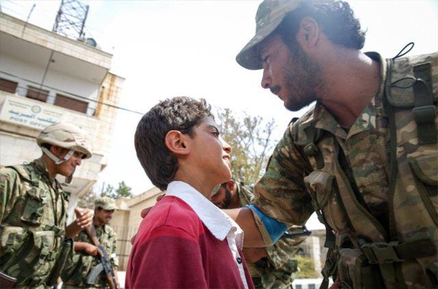 <p>Muhammed (15) de Özgür Suriye Ordusu'na bağlı askerleri görünce çok mutlu olduğunu söyledi. Terör örgütü DAEŞ'in kontrolündeki dönemde ilçeden çıkmalarına izin verilmediğini dile getiren Muhammed, cuma namazına gitmeyen çocukların gözaltına alındığını, hatta teröristler tarafından dövüldüğünü söyledi.</p>
<p> </p>