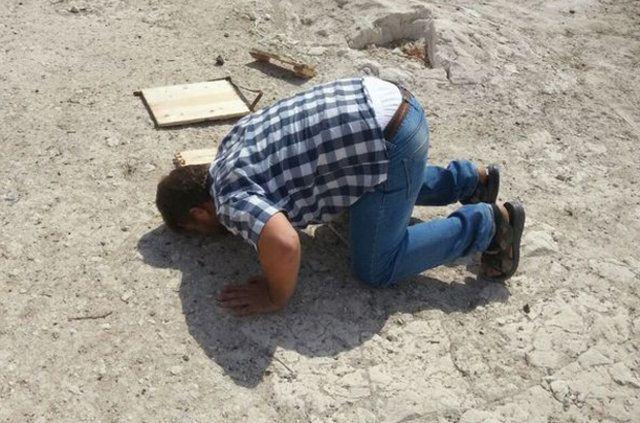 <p><strong>İLK İŞİ VATAN TOPRAĞINI ÖPMEK OLDU</strong><br />
Terör örgütü DAEŞ'in baskıları nedeniyle 3 yıl önce Cerablus'tan ailesiyle kaçmak zorunda kalan Suriyeli Ahmed el-Cedir, Türk Silahlı Kuvvetleri (TSK) Müşterek Özel Görev Kuvveti ve koalisyon hava kuvvetlerince Suriye'nin Türkiye sınırındaki Cerablus bölgesinde terör tehditlerine karşı yürütülen Fırat Kalkanı Harekatı sayesinde evine kavuşmanın mutluluğunu yaşıyor.</p>

