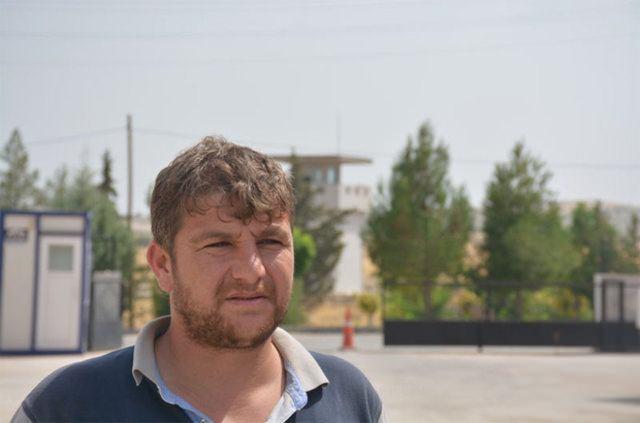 <p>Yakınlarından 3 yıldır haber alamayan Cedir, Fırat Kalkanı Harekatı sonrasında kontrolü yeniden ÖSO’ya geçen Cerbalus’a gelebildi. Vatanında ilk olarak evinin sokağında dolaşan Cedir, evinin önünde diz çökerek vatan toprağını öptü.</p>

<p> </p>
