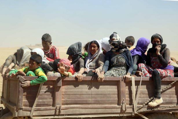 <p>&Ccedil;alışmanın tamamlanması &uuml;zerine binlerce ailenin, dağdan inerek b&ouml;lgeden uzaklaşması sağlandı. Yezidi aileler i&ccedil;in Duhok'taki k&ouml;y ve kasabalardan temin edilen ara&ccedil;lar, belli noktalarda hazır bekletildi.&nbsp;</p>
