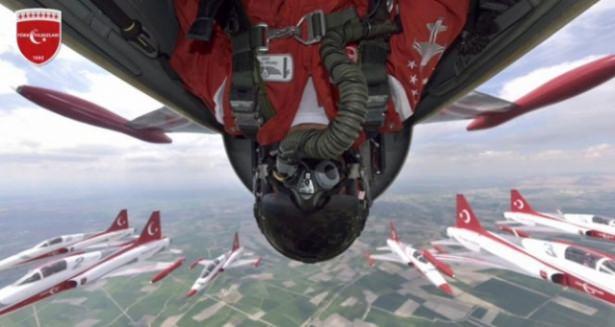 <p>Türkiye’nin havadaki gururu Türk Hava Kuvvetleri Türk Yıldızları son olarak uçaklarıyla gökyüzünde selfie (öz çekim) çektiler.</p>
