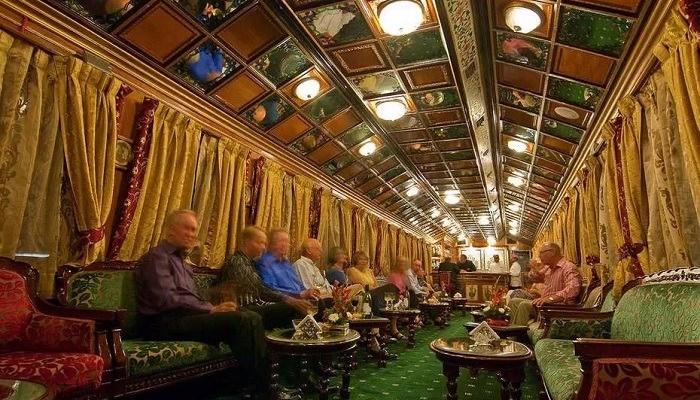 <p><strong>Palace on Wheels – Yeni Delhi Gidiş Dönüş</strong></p>

<p><strong>5.509 Dolar</strong></p>

<p>Lüks tur, en güzel tarihi tapınaklar, saraylar, anıtlar ve huşu uyandıran dağları göreceğiniz yerlerden geçer. Ayrıca halk ile etkileşimin yanı sıra yerel mağazalar ve marketlerdeki otantik Hint ürünleri ile el sanatları satın almak için günlük bekleme noktaları vardır.</p>

<p>Hindistan, Yeni Delhi’den kalkıp Agra’dan tekrar Delhi’ye dönen yolculuk 8 gün 7 gece sürer. 2.208 kilometrelik yol delüks olarak seviyelendirilmiştir. Bilet fiyatı ise kişi başı 5.509 dolardır.</p>
