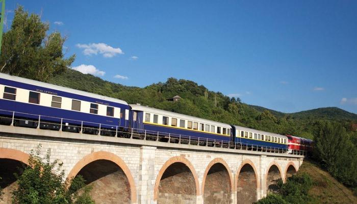 <p><strong>Transilvanya’dan Budapeşte ve İstanbul’a</strong></p>
<p><strong>7.191 Dolar</strong></p>
<p>Macaristan, Romanya, Bulgaristan ve Türkiye. Tam 4 ülke toprağından geçen yolculuk gerçek anlamda inanılmazdır. Tuna Express’in üstlendiği bu yolculuk delüks konforu yaşatır. 1.572 kilometrelik bu yolculuk, 4 gün 3 gece sürer. Sadece 42 yolcu taşıyan bu araç, listesindeki en kısa trendir. Yolculuğun ana konusu ise şüphesiz eşsiz balkan kültürüdür</p>