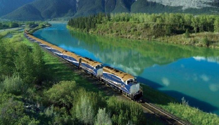 <p><strong>Trans Kanada Tren Macerası – Toronto’dan Vancouver’e</strong></p>

<p><strong>8.309 Dolar</strong></p>

<p>Kanada içerikli bu tur 13 gün 12 gece sürer. Toplamda 3.500 kilometre yolculuğu kapsayan turu VIA Rail Kanada şirketi gerçekleştiriyor. Delüks olanaklar sunan tur gerçek anlamda unutulmaz anlar yaşatır.</p>

<p>Tur konuklara gondol gezintisi, helikopter gezintisi, buz keşifleri, Niagara Şelalesi ve Ontario Gölü ve çok daha fazlasını sunmaktadır. Ayrıca Jasper Ulusal Parkı ve Banff yakınlarında Yoho Milli Parkına geziler düzenleniyor. Turistler ve yerliler için Kanada’nın doğal bozulmamış güzelliği olan Fraser Kanyon boyunca ilerleyen tur, oldukça harika bir deneyim sunmaktadır.</p>
