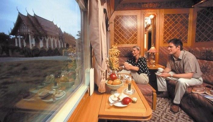 <p><strong>Eastern&Oriental Express – Singapur’dan Bangkok’a</strong></p>

<p><strong>11.025 Dolar</strong></p>

<p>Yolculuk Singapur, Malezya ve Tayland şehirleri kırsal arazisinde geçer. 12 gün 11 gecelik yolculuk 2.030 kilometrelik bir alanı kapsar. Kalkış öncesi misafirler, Singapur’da bulunan Raffles Otel’de iki gün geçirir. Burada Çin ile günümüz Batı Kültürü mutfağının benzersiz yemeklerini tadarlar.</p>

<p>Yol boyunca en unutulmaz duraklarından bazıları Georgetown ve River Kwai’dir. Kuzeydoğu Malezya devleti Penang’in başkenti Georgetown, UNESCO Dünya Mirası Listesi’nde yer alıyor. Eastern ve Oriental Express, 19. Yüzyılda en parlak dönemini yaşayan İngiliz egemenliğindeki Hindistan’a hizmet vermiştir. River Kwai ise 1957’de çekilen Kwai Köprüsü filminden sonra oldukça fazla ün kazandı.</p>

