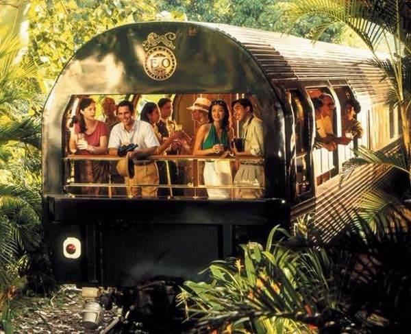 <p>Dünyanın en pahalı tren yolculuğu</p>

<p>Tayland, Malezya ve Singapur arasında işleyen 'Doğu Ekspresi', dünyanın en pahalı ve en lüks treni olarak biliniyor. Yağmur ormanlarının, dağların ve Doğu'nun gizemli köylerinin arasından geçen bu trenle yolculuğun maliyeti ise tam 2 bin 300 dolar.</p>
