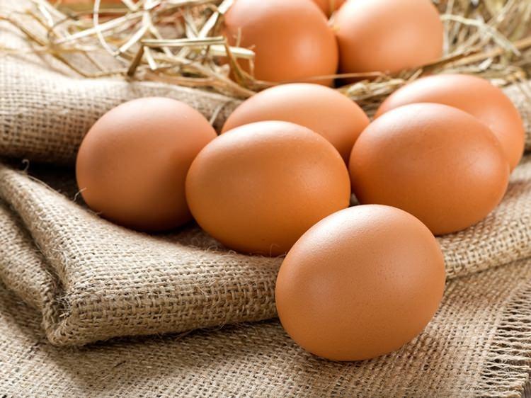 <p><strong>Yumurta: </strong>Yumurta cilt için en gerekli vitaminleri içerir. Ayrıca vücut için tam anlamıyla bir protein kaynağıdır. Bu sebeple yapılan diyetlerde bolca tüketilmesi gerekir. </p>

<p> </p>
