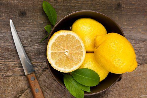 <p><strong>Limon: </strong>Limon vücudu toksinlerden arındırarak kilo kaybı yaşamanıza ve göbek yağlarınızın azalmasına neden olur. </p>
<p> </p>