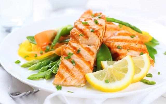 <p><strong>Et:</strong>Tavuk, sığır eti ve somon balığı sağlıklı etlerdir ve her biri bir protein deposudur. Bu etler yapılan bir salata hem sizi tok tutar hem de vücudunuza sağlıklı yağların girmesini sağlar. </p>
<p> </p>