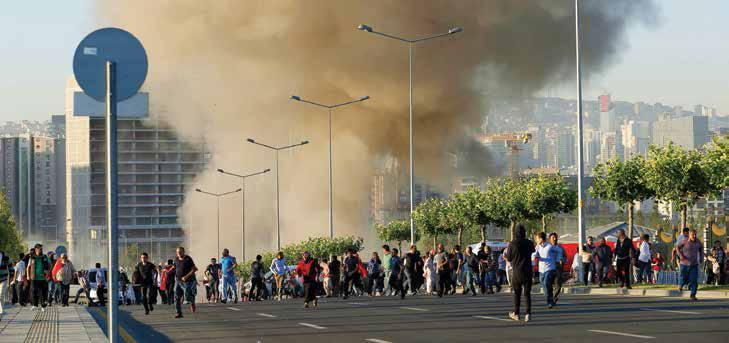 <p><strong>16 Temmuz Cumartesi / 06:43</strong><br />
<br />
FETÖ mensuplarınca, Cumhurbaşkanlığı Külliyesi’nin yakınlarına 2 bomba atıldı. Bombalar, Millet Camisi’nin önüne park etmiş araçlardan birinin üzerine düştü.</p>
