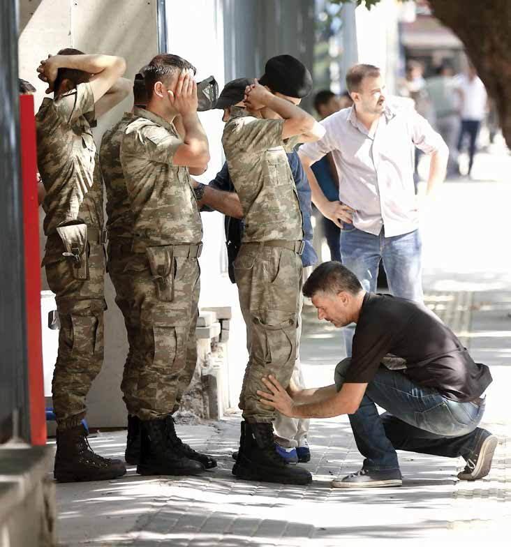 <p><strong>16 Temmuz Cumartesi / 09:40</strong><br />
<br />
Genelkurmay Başkanlığı’ndan çıkan 200’e yakın silahsız er ve erbaş polise teslim oldu.</p>
