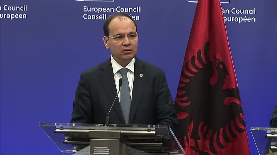 <p>Arnavutluk Cumhurbaşkanı Bujar Nishani: “İktidarı şiddet kullanarak ele geçirmek isteyen bu tarz eylemleri kınıyorum. Türkiye’deki huzurun hemen geri gelmesini temenni ediyorum.”</p>