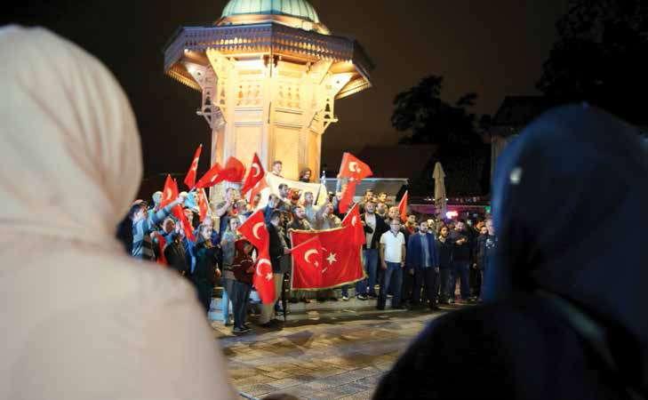 <p><strong>DÜNYADA DARBE GİRİŞİMİ KARŞITI PROTESTO GÖSTERİLERİ</strong><br />
<br />
Bosna Hersek’in başkenti Saraybosna’da yaşayan Boşnak ve Türk vatandaşlar, İstanbul ve Ankara’da FETÖ’nün<br />
darbe girişimini protesto etti. Ellerinde Türkiye ve Bosna Hersek bayraklarıyla tarihi Başçarşı’da toplanan grup,<br />
tekbir getirerek ezan okudu.</p>