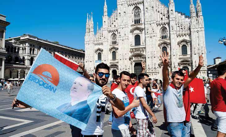 <p>İtalya’nın Milano kentindeki Duomo Katedrali’nin önünde toplanan darbe karşıtları, terör örgütü FETÖ’nün<br />
darbe girişimini yürüyüşle protesto etti.</p>