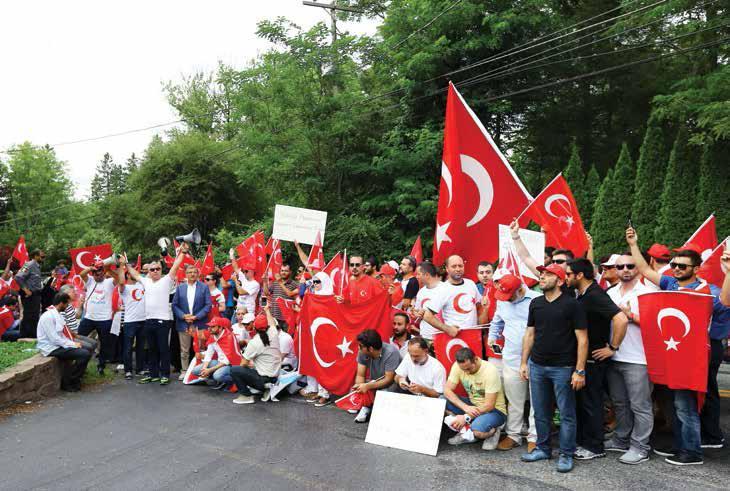 <p>ABD’de yaşayan Türkler, Fetullahçı Terör Örgütünün (FETÖ) darbe girişimini protesto için FETÖ elebaşı Fetullah<br />
Gülen’in ve yakın çevresinin ikamet ettiği kompleksin giriş kapısının önünde toplandı.</p>