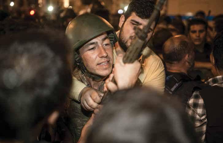 <p>İstanbul Taksim Meydanı’nda toplanan vatandaşlar İstanbul ve Ankara’daki “askeri kalkışmaya” tepki gösterdi<br />
Taksim Anıtı’nın önünde bekleyen askerler gözaltına alındı</p>
