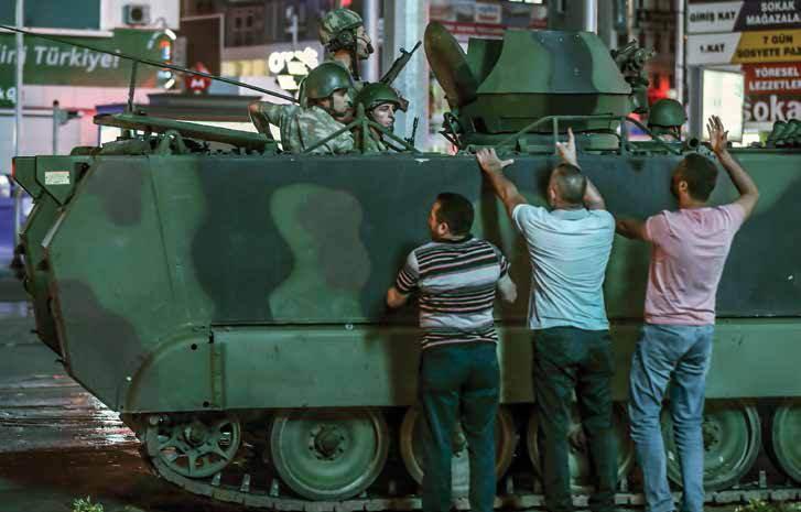 <p>Ankara Kızılay Meydanı’nda askeri kalkışmayı protesto etmek için toplanan vatandaşlar, Kızılay’dan geçiş yapan tankların ilerleyişini elleriyle durdurmaya çalıştı</p>