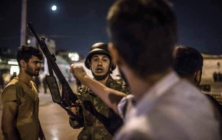 <p>İstanbul Taksim Meydanı’nda toplanan vatandaşların İstanbul ve Ankara’daki askeri kalkışmaya yoğun tepki gösterdi</p>
