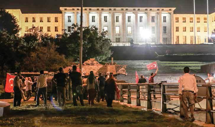 <p>Ankara Kızılay istikametinden gelip Genelkurmay Başkanlığı önüne doğru giden tanklar TBMM önünde, ellerindeki bayraklarla demokrasiye sahip çıkan halkın direnişi ile karşılaştı</p>
