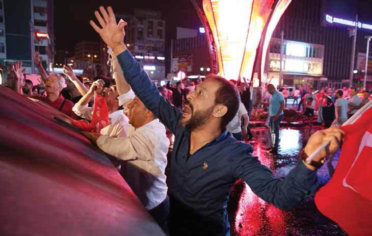 <p>Ankara Kızılay Meydanı’nda askeri kalkışmayı protesto etmek için toplanan vatandaşlar ellerinde bayraklarla, Kızılay’dan geçiş yapan tanklara cesaretle karşı koydu</p>