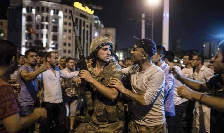 <p>İstanbul Taksim Meydanı’nda toplanan vatandaşlar büyük kalabalıklar halinde askeri kalkışmaya tepki gösterdi</p>
