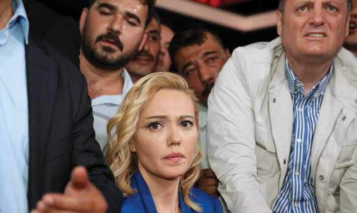 <p>TRT’de, darbe girişiminde bulunan bölücü terör örgütü FETÖ/PDY mensuplarının püskürtülmesinden sonra çalışanlar bir araya gelerek kalkışmaya askeri kalkışmaya tepkilerini ifade etti</p>
