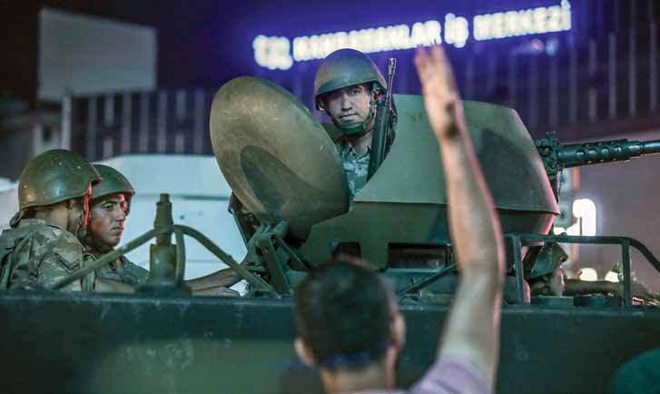<p>Ankara Kızılay Meydanı’nda askeri kalkışmayı protesto etmek için toplanan ve üzerlerine ateş açılan<br />
vatandaşların tepkisi</p>
