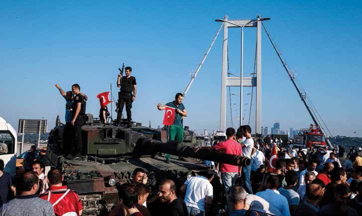 <p>Boğaziçi Köprüsü’ndeki askerlerin polise teslim olmasından sonra köprüdeki tankın üzerine çıkan vatandaşlar sevinç gösterilerinde bulundu</p>
