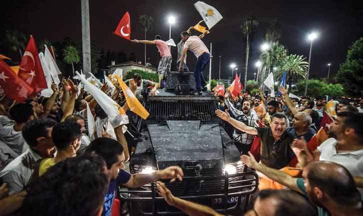 <p>Mersin’de, vatandaşlar ellerinde bayraklarla zırhlı araçların üzerine çıkarak askeri kalkışmayı protesto ettiler</p>

