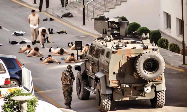 <p>Fetullahçı Terör Örgütünün (FETÖ) darbe girişimi sırasında Özel Harekat polislerinin operasyon düzenlediği Jandarma Genel Komutanlığı binasında gözaltına alınan yaklaşık 200 asker yarı çıplak vaziyette binadan<br />
çıkarıldı</p>
