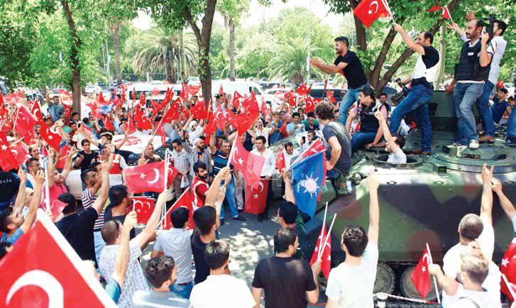 <p>Terör Örgütü (FETÖ) mensuplarının darbe girişimi sırasında İstanbul Vatan Caddesi’ne askerlerin getirdiği tanklar polis ekipleri tarafından İstanbul Emniyet Müdürlüğü bahçesine getirilerek kontrol altına alındı</p>
