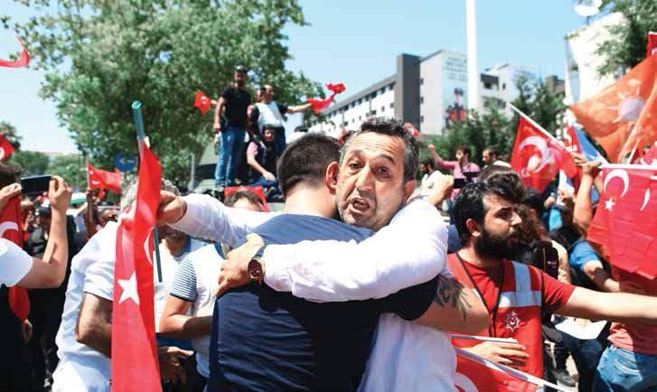<p>İstanbul Vatan Caddesi’nde toplanan halk polislere destek gösterisinde bulundu</p>
