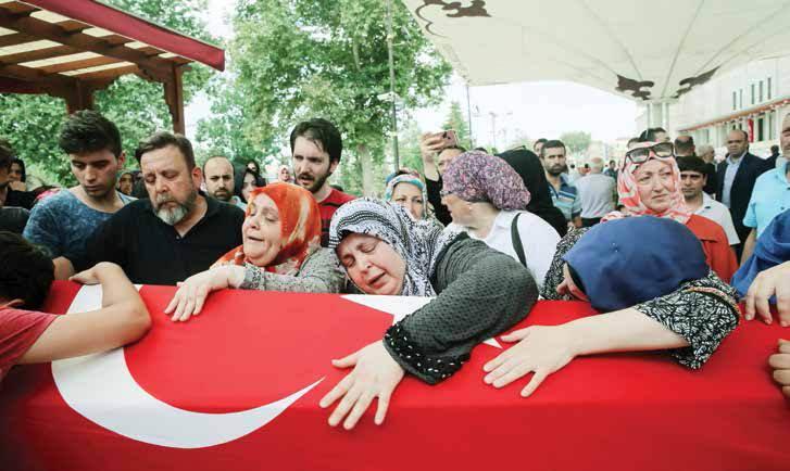 <p>Bölücü terör örgütü FETÖ mensuplarının darbe girişimini protesto ederken şehit olan Ömer Cankatar’ın cenaze töreni</p>
