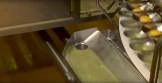 <p>Aynı şekilde biraz pişirilen yumurta sarıları kalıbın ortasındaki boş olan yere dökülüyor.</p>
