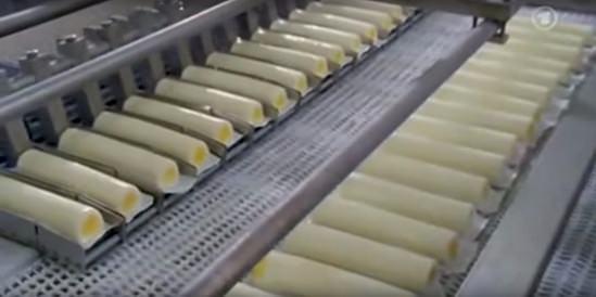 <p>Beklenilen şekilde olmayan yani çirkin olan yumurtalar ayrılıyor.  </p>
