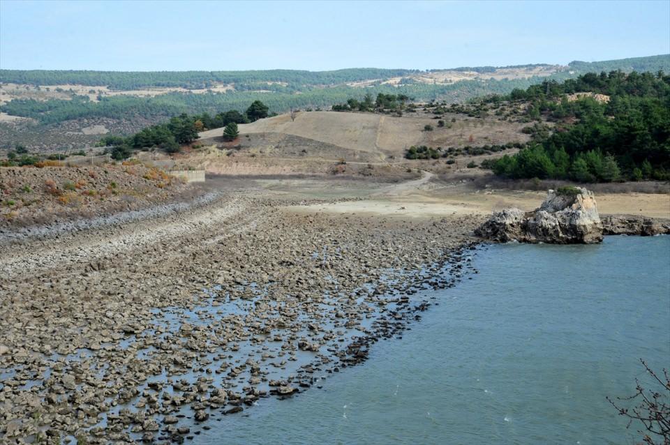 <p>Sulama amaçlı kullanılan ve toplam 136 milyon metreküp su tutma kapasitesine sahip Biga Bakacak Barajı’nda 8 milyon 139 bin metreküp su bulunurken, barajın doluluk oranı yüzde 6’ya indi. Biga Ovası’nın sulama ihtiyacını karşılayan 88 milyon metreküp kapasiteli Biga Taşoluk Barajı’nda ise 25 milyon 347 bin metreküp su miktarıyla, doluluk oranı yüzde 28’e düştü.</p>

<p> </p>
