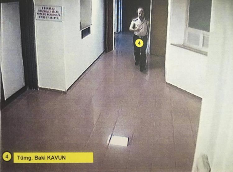 <p>Eski Genelkurmay Personel Başkanı Korgeneral İlhan Talu, Tuğgeneral Uğur Şahin, Tuğgeneral Alparslan Çetin, Tuğgeneral Arif Pazarcıklıoğlu, Tümgeneral Baki Kavun, Yüzbaşı Oktay Felekoğlu, Yüzbaşı Bünyamin Tuner, Binbaşı Ahmet Yıldız, Binbaşı Mustafa Duygulu ve Binbaşı Serkan Kılıç, koridorda yürürken güvenlik kamerasına yansıyor. Binbaşı Aziz Onur, yanında bir askerle harekat merkezi koridorlarında görülüyor. </p>
