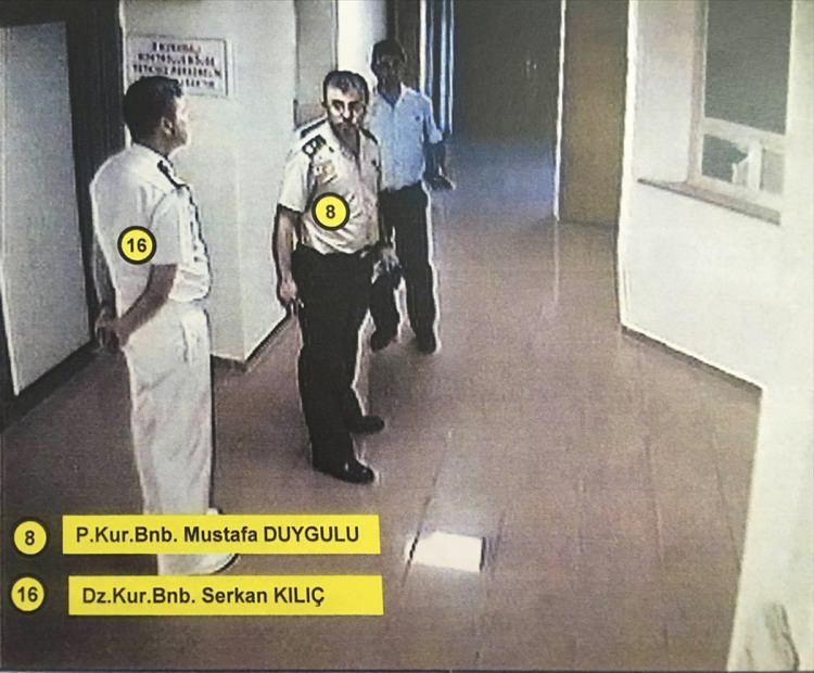 <p>20 SAYFALIK SIKIYÖNETİM DİREKTİFİ</p>
<p>Soruşturma dosyasına darbecilere ait 20 sayfalık sıkıyönetim direktifi de girdi. Genelkurmay Başkanlığından tüm kurumlara gönderildiği öğrenilen "gizli" ibareli direktifin ilk maddesinde darbenin gece saat 03.00'te planlandığı görülüyor.</p>